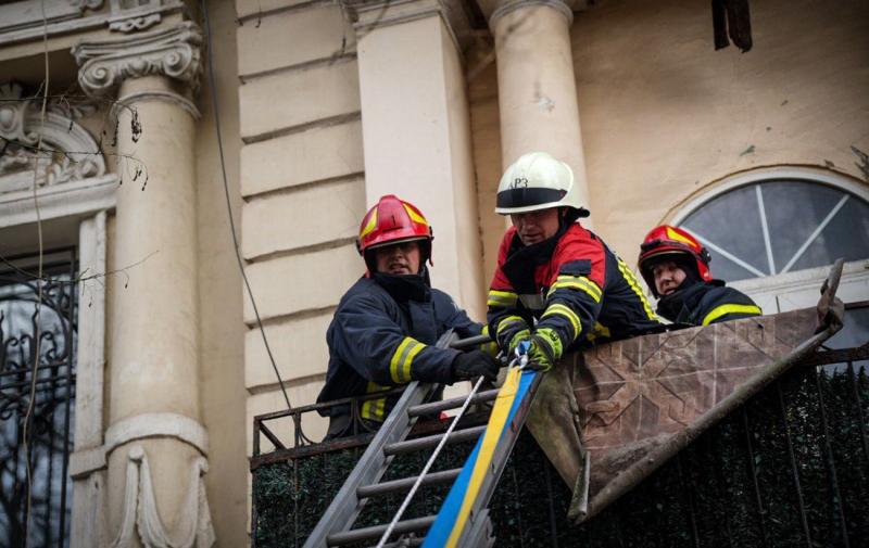В Одесі трагічно загинула одна з жінок внаслідок обрушення балкона, ще одна перебуває у відділенні реанімації.