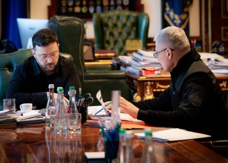 Орехи і обходження санкцій: Зеленський вислухав інформацію від розвідки.