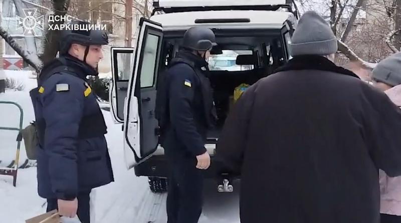 Рятувальники Харківської області провели евакуацію мешканців села, яке щоденно піддається обстрілам з боку окупантів - Новини Весь Харків.