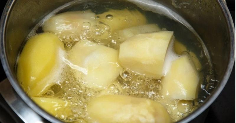 Що можна додати у воду при варінні картоплі, щоб процес пройшов швидше і страва стала смачнішою?