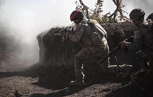 На Донеччині, під Костянтинівкою, російські солдати використовують кікімори для маскування.