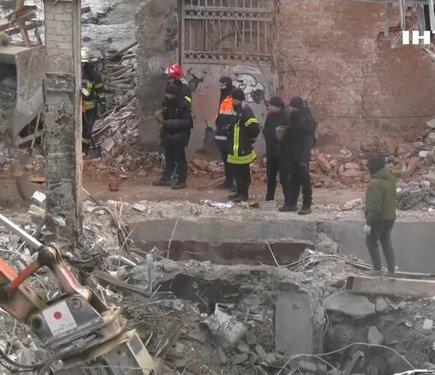 У Харкові вже третю добу тривають рятувальні роботи, де з-під завалів продовжують діставати людей після обстрілу.