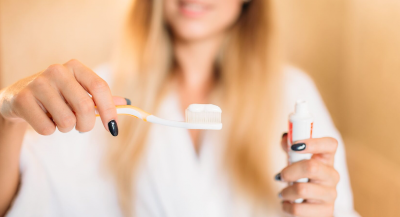 Ви неправильно доглядаєте за зубами: виявлено основну помилку в процесі чищення, яка призводить до зношування зубної емалі.