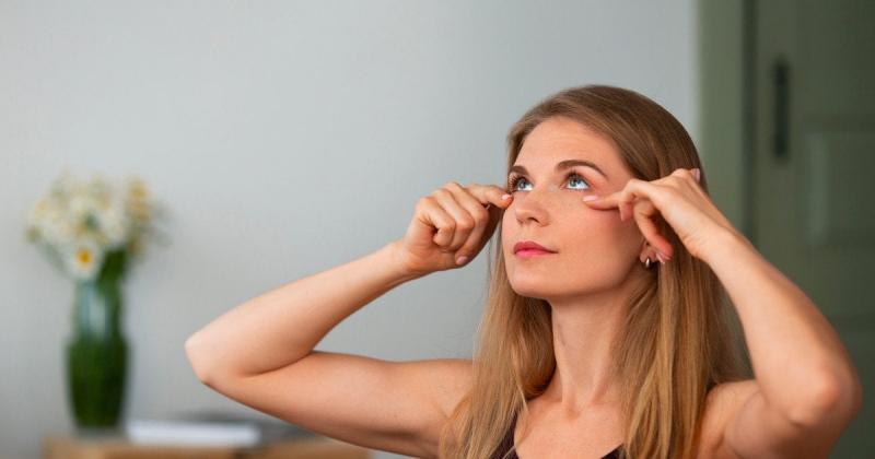 Як усунути набряки під очима: цей інгредієнт можна знайти на будь-якій кухні, і він миттєво допоможе вам впоратися з цією проблемою.