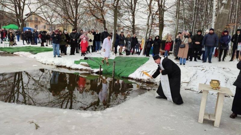 Не є українською традицією. У Львові застерегли про небезпеки купання на Водохреща.