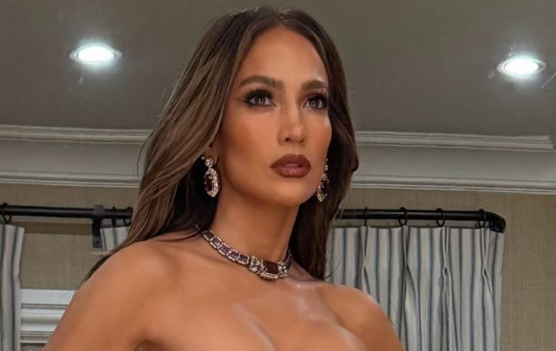 У танцювальному стилі: Дженніфер Лопес вразила всіх своїм вбранням на заході напередодні 