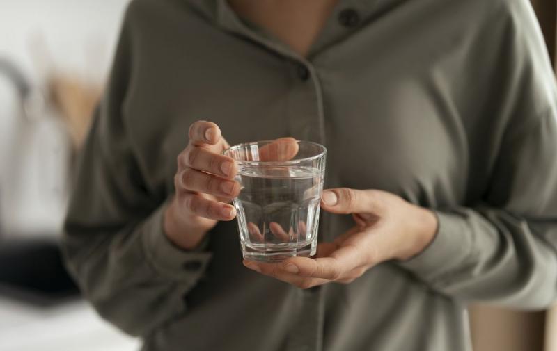 Чаша води вранці: чому саме вона є ідеальним стартом для організму після нічного відпочинку.