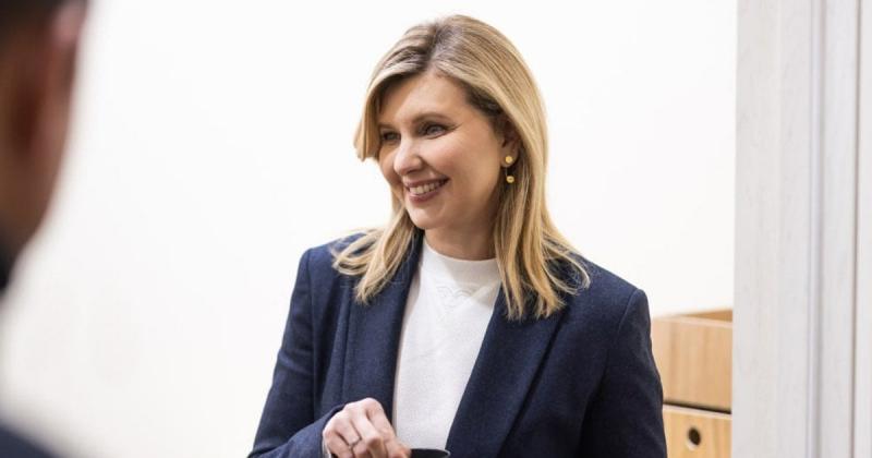 Олена Зеленська в білосніжному светрі та з золотими аксесуарами провела зустріч з молоддю в Чернігові.