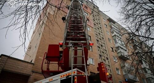 Пожежники Харкова ліквідували вогонь у багатоповерховому будинку (фото)