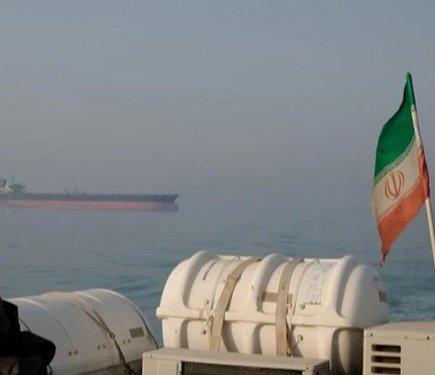 Іран застерігає про можливість блокування ключової енергетичної магістралі світу.