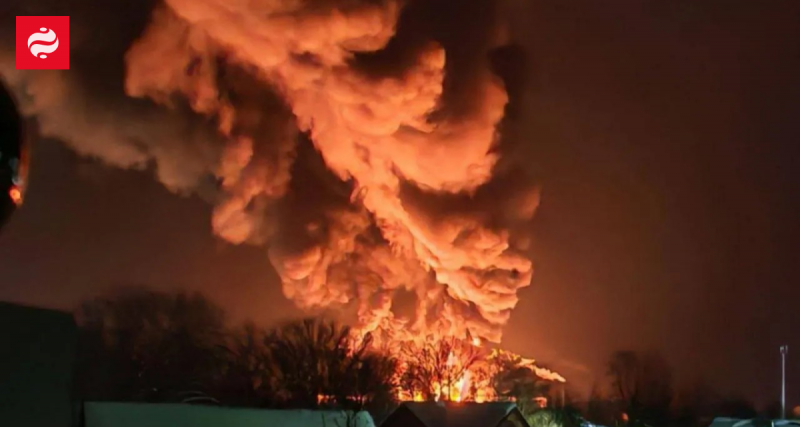 Російська нафтова база зазнала майже повного знищення внаслідок атаки з боку України — це підтверджується супутниковими знімками.