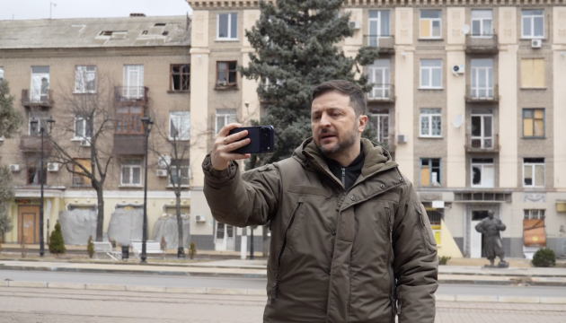 Зеленський у Донбасі: Росія не планує зупинятися у війні і готує нові атаки на весняний період.