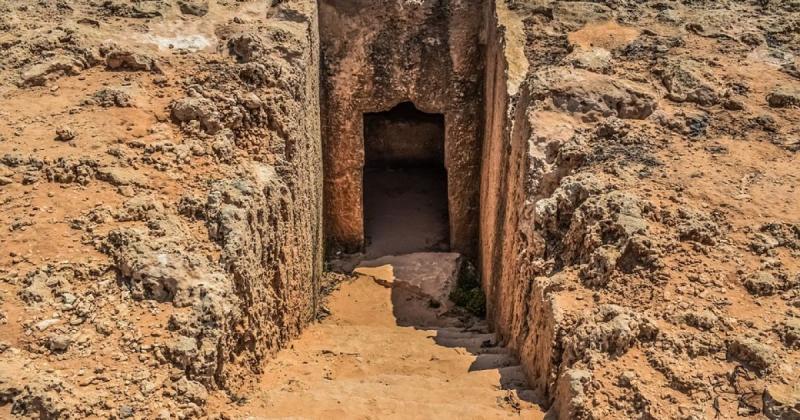 Археологи натрапили на гробницю, яка має вікову історію у 5000 років, і вона виявилася переповненою дорогоцінними знахідками. Які таємниці розкрили ці артефакти?