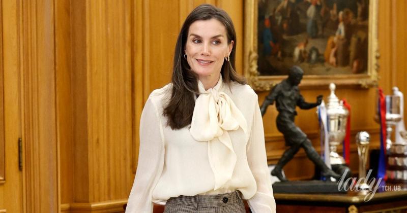 У блузі з декоративним бантом та просторих штанах: королева Летиція провела зустріч у королівському палаці.