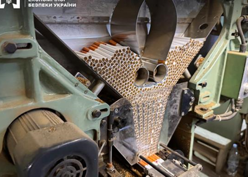 У Буковині виявили нелегальну фабрику з виробництва тютюну.