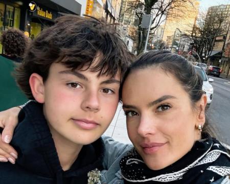 Алессандра Амбросіо поділилася рідкісним знімком свого 13-річного сина.