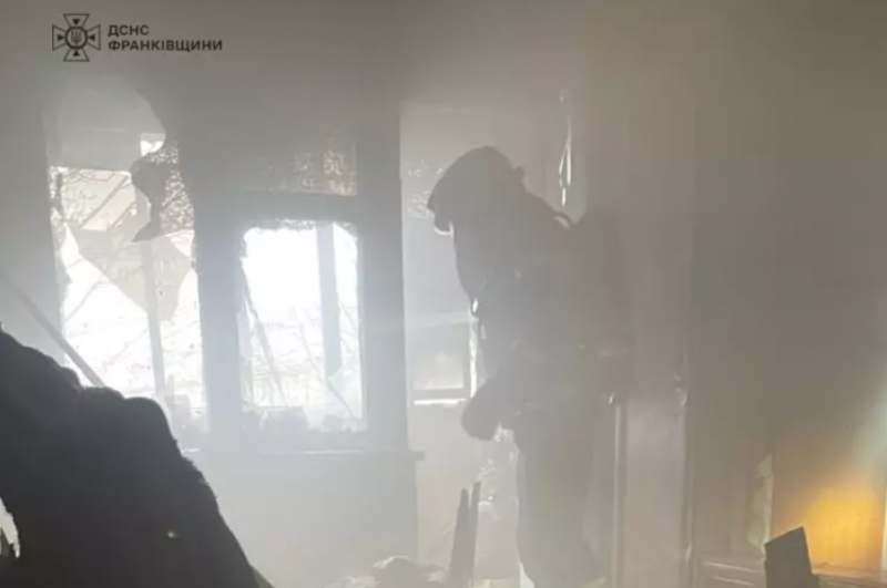 У Франківську сталася пожежа в багатоквартирному будинку, де рятувальники евакуювали чоловіка.