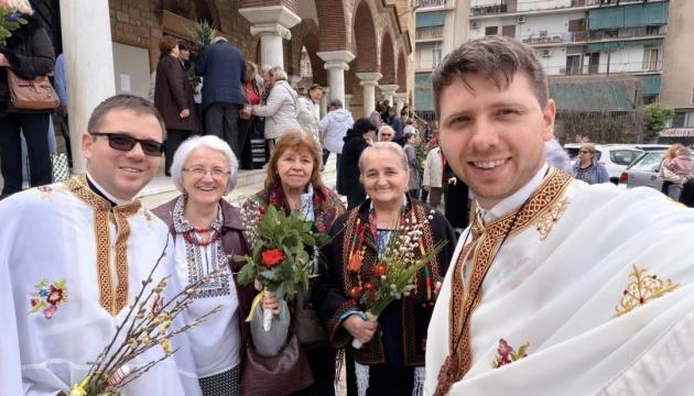 В Україні громада українців у Греції святкувала Квітну неділю та взяла участь у волонтерських акціях.