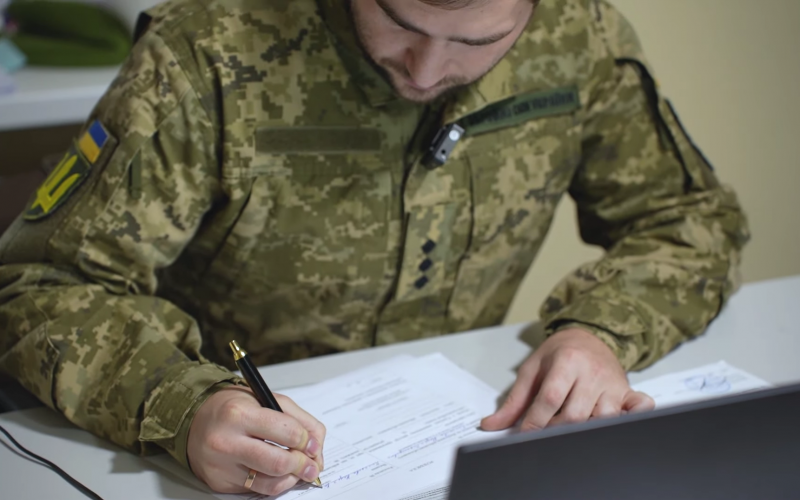 Відстрочка не є порятунком: ТЦК можуть викликати на службу чоловіків, які мають військовий квиток.
