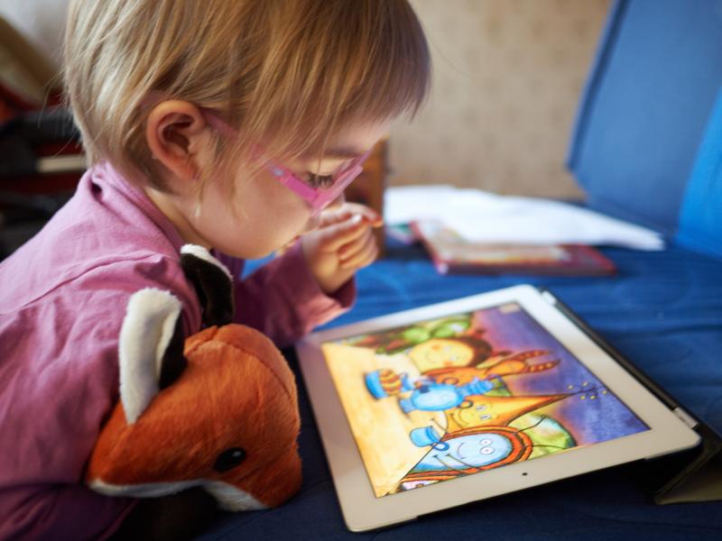 Дитина постійно тримає телефон у руках: як знизити час використання екрану без сліз і конфліктів.