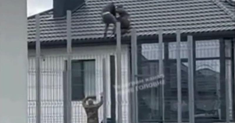 Чоловік намагався втекти від ТЦК і вступив у сутичку з військовим на даху приватного будинку у Волині: обидва впали. ВІДЕО.