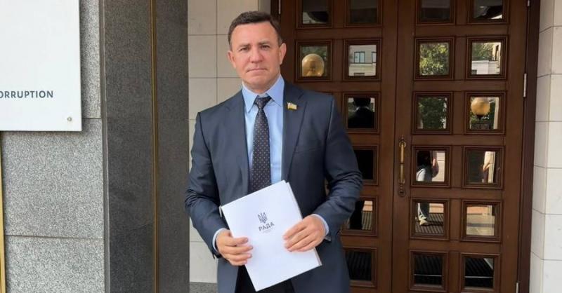 Тищенко прийшов до суду з шматком сала та головкою часнику, підкресливши, що не має наміру сплачувати заставу.