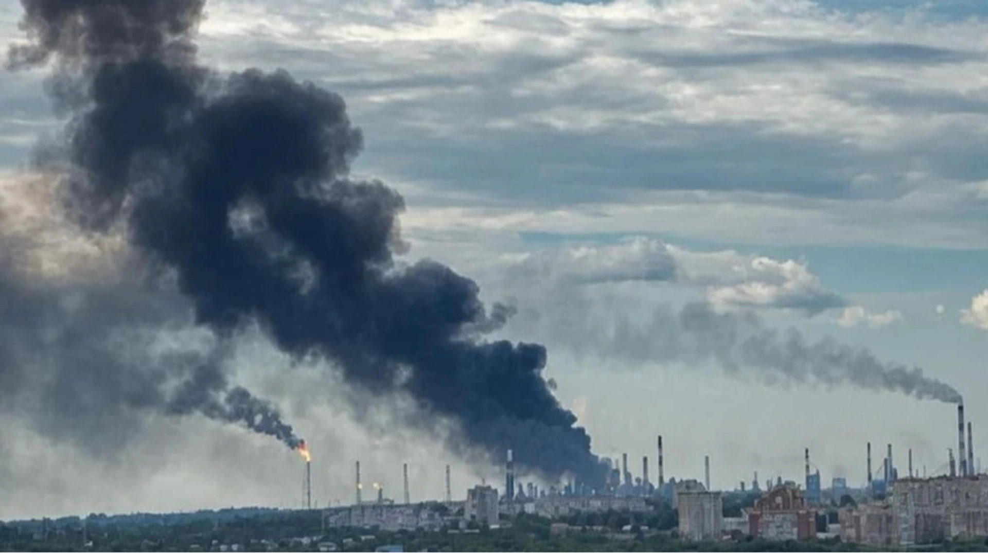 Українські безпілотники зупинили роботу до 40% нафтопереробних потужностей Росії - Financial Times.