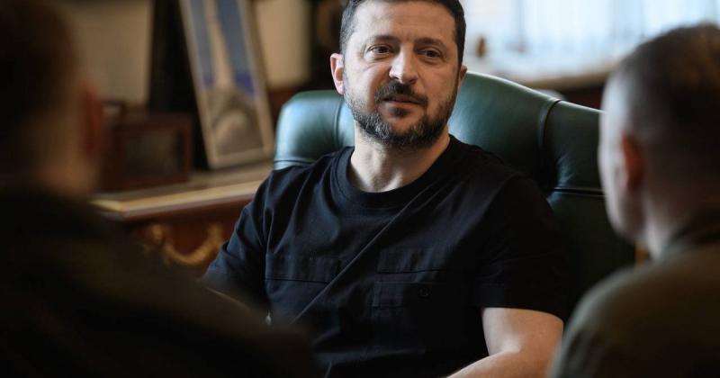 Зеленський провів нараду, на якій заслухав інформацію від Драпатого, Хмари та Паліси: обговорили стратегію реагування на атаки Росії на українську інфраструктуру. ФОТОрепортаж.