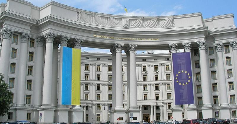 Екс-чиновник Міністерства закордонних справ України, за даними НАБУ, міг незаконно присвоїти більше 37 мільйонів гривень, отриманих у вигляді донатів на підтримку країни. Розслідування розкриває нові деталі цієї справи.