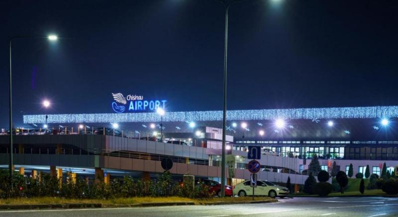 У терміналах аеропорту Кишинева спостерігається переповненість пасажирів, тому розпочато роботи над зведенням нових навісів.