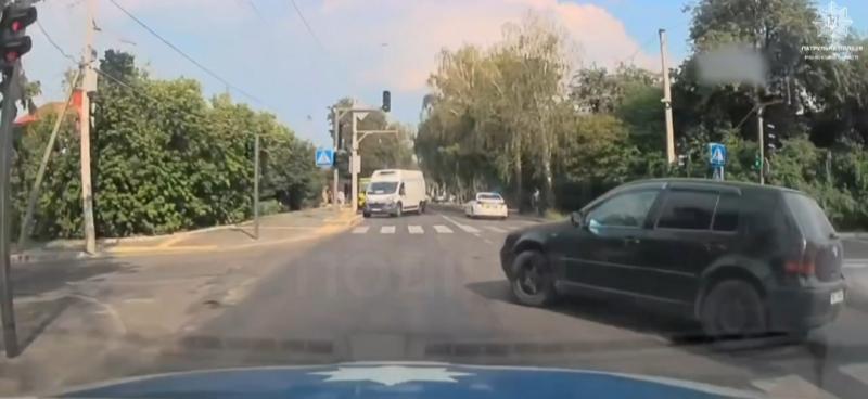 Нетверезий автомобіліст намагався втекти від правоохоронців по всьому Рівному - Рівне Вечірнє.
