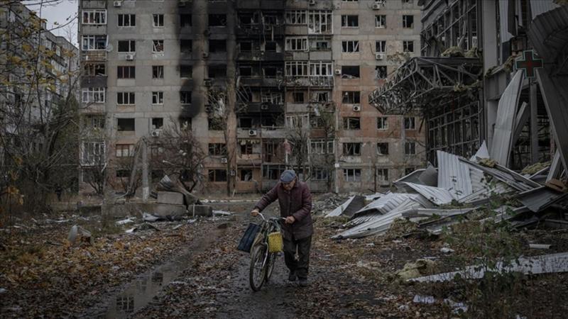 Місто зазнало катастрофічних руйнувань, тисячі людей залишилися без даху над головою, а сотні загинули: блогер продемонстрував, як нині виглядають вулиці Авдіївки (ВІДЕО)