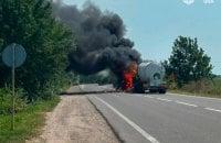 В Одеській області внаслідок обстрілу вантажівки з цистерною російськими військами загинули двоє людей.