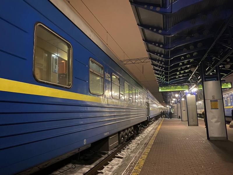 Поїзди, що прямують до Львова, мають затримки більше ніж на 9 годин через обстріли: перелік рейсів.
