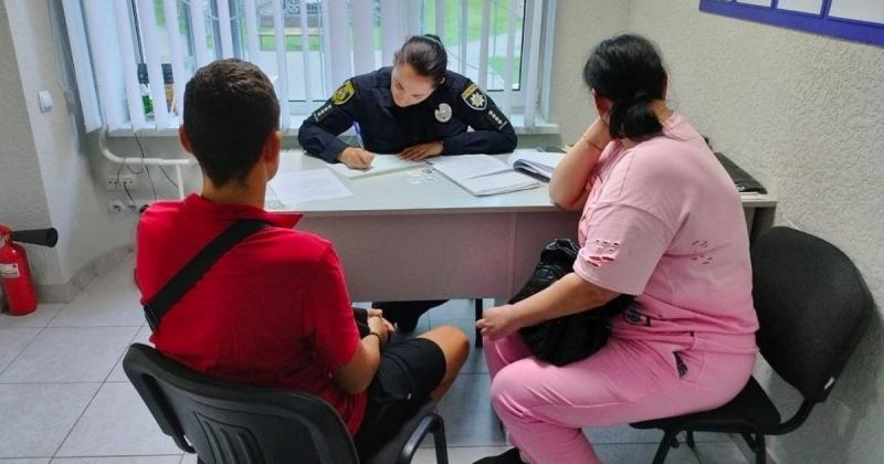 Два підлітки в Гостомелі зняли 152 шеврони з патріотичної інсталяції, в результаті чого їх батьків було притягнуто до відповідальності.