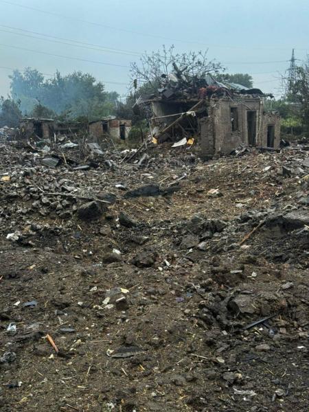 Протягом доби в Донецькій області ворог здійснив 12 атак на населені райони, внаслідок чого одна особа втратила життя, а троє зазнали поранень.