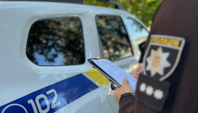 В Одеській області шукають осіб чоловічої статі, які завдали шкоди автомобілям правоохоронців під час реалізації мобілізаційних акцій.