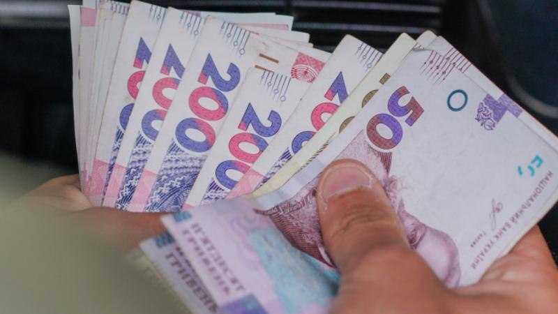 Два щомісячні виплати: хто з громадян України має право на державну фінансову підтримку