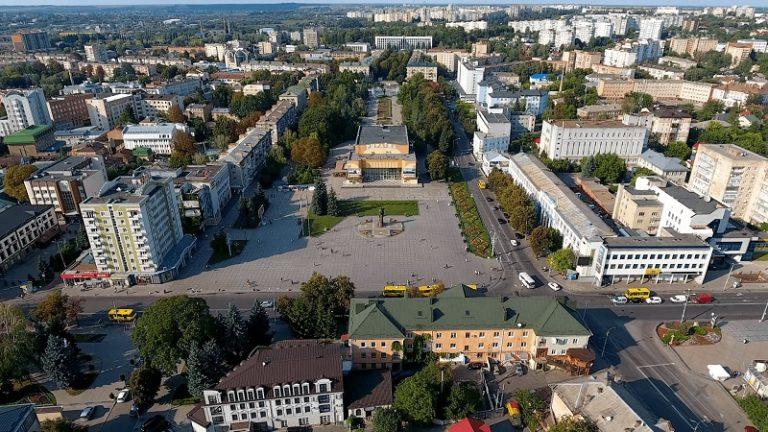 Російський безпілотник вцілив у освітній заклад у серці Рівного, внаслідок чого постраждали 20 осіб.