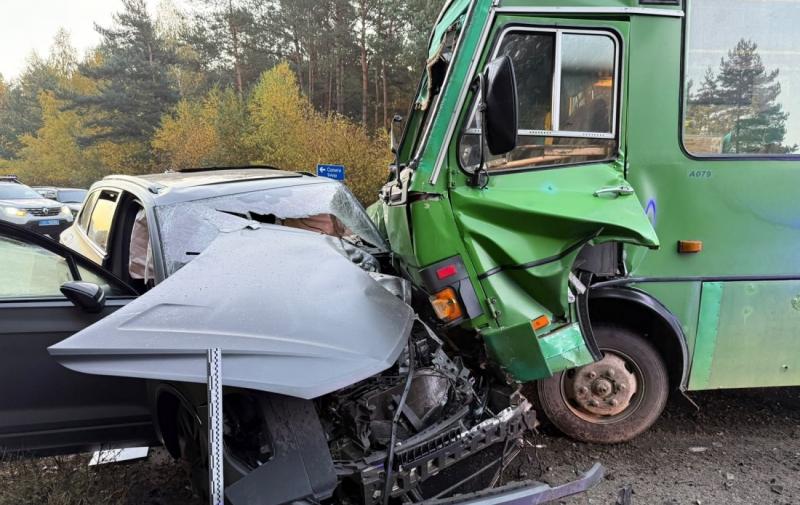 У Львівській області сталася аварія за участю автобуса та позашляховика, в результаті якої постраждали п'ять осіб.