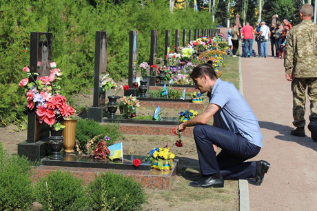 У Кропивницькому вшaнували воїнів, які загинули в Іловайському котлі