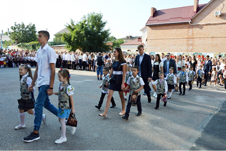 У школах побільшало учнів