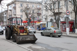 Комунальники продовжують працювати